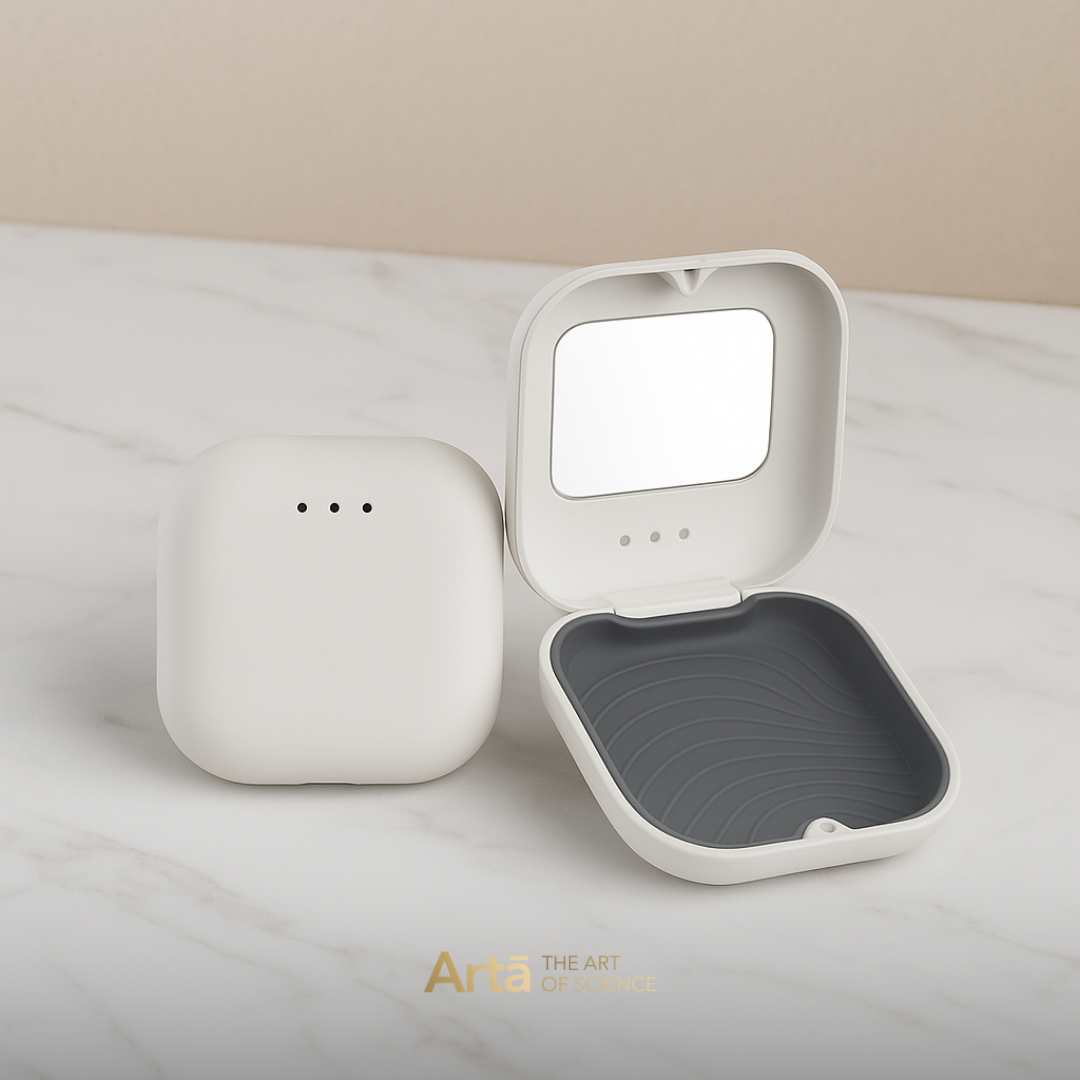 علبة تقويم أسنان فاخرة مع مرآة مدمجة لتخزين وحماية التقويم الشفاف، المثبتات، أدوات التبييض والحراس الليلي، تصميم أنيق وسهل الحمل يحافظ على نظافة أجهزتك أينما كنت – Luxury dental orthodontic case with built-in mirror, ideal for storing and protecting clear aligners, retainers, whitening trays, and night guards, elegant portable design ensures hygiene and convenience anywhere.