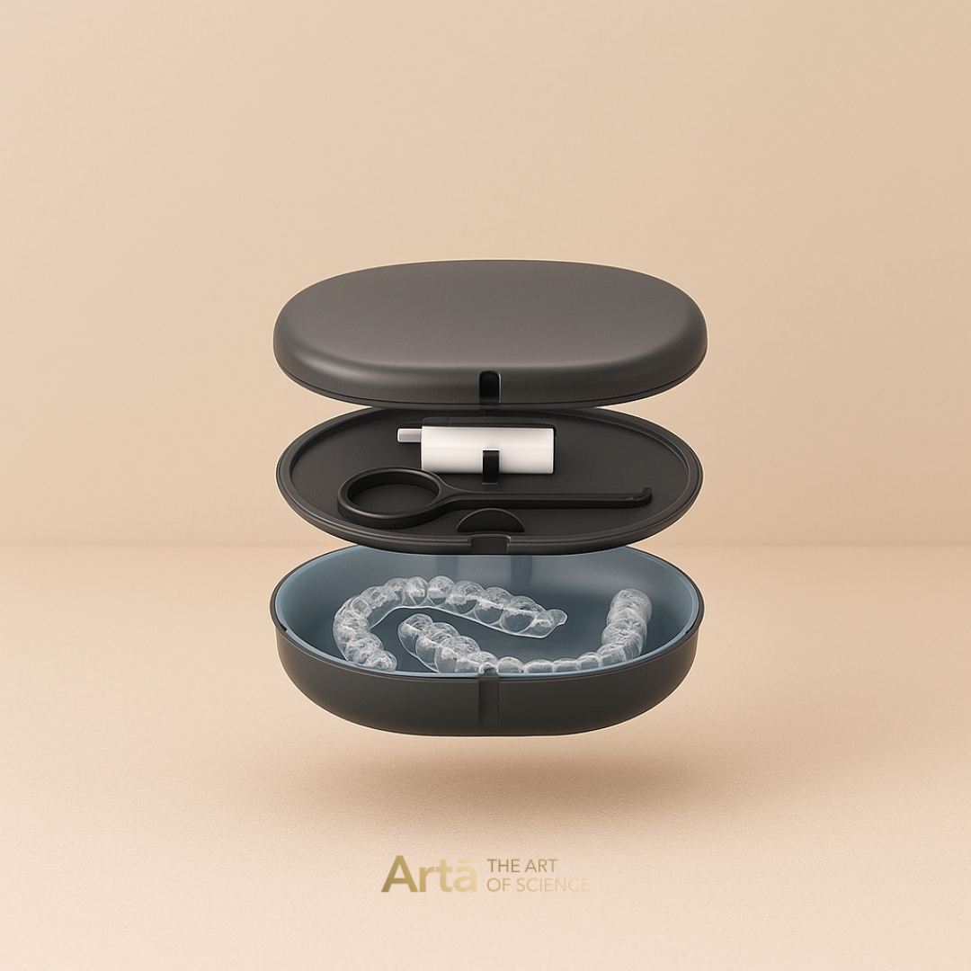 علبة تقويم أسنان مزدوجة مع تصميم أنيق لتخزين وحماية التقويم الشفاف والمثبتات وأجهزة التبييض – Double dental orthodontic case with stylish design, ideal for clear aligners, retainers, whitening trays, and night guards.