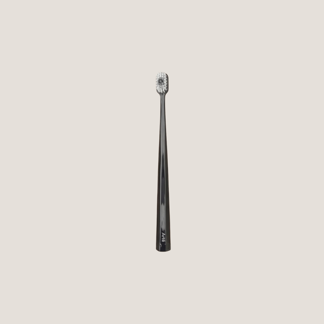Black toothbrush on a light gray background
فرشاة أسنان سوداء على خلفية رمادية فاتحة