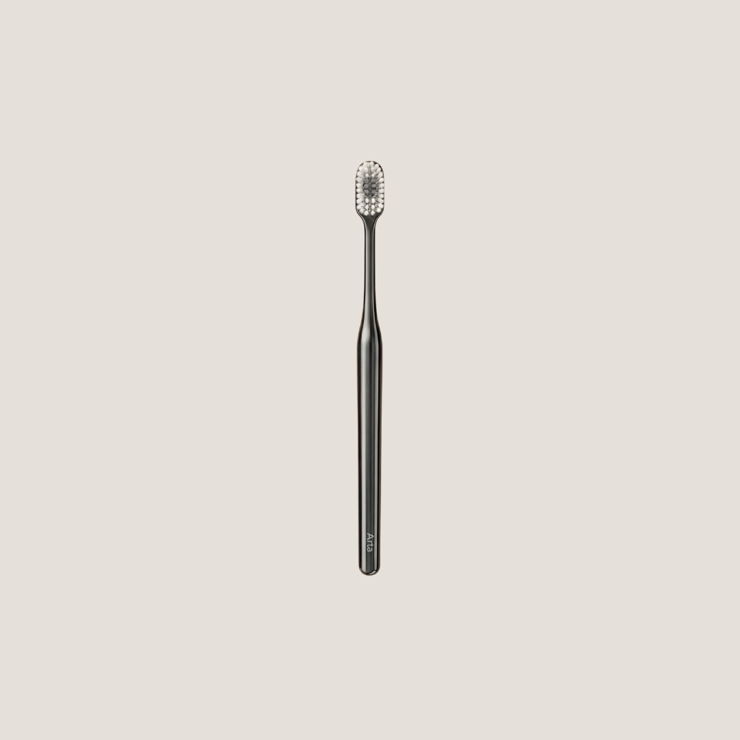 Black toothbrush on a light gray background
فرشاة أسنان سوداء على خلفية رمادية فاتحة