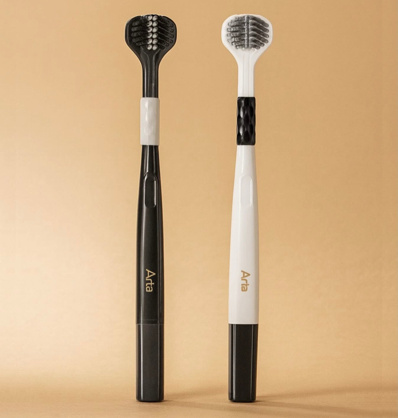 Arta Manual Express Triple Head Toothbrush for deep cleaning and gum care, elegant design in black & white for daily dental health | فرشاة آرتا اليدوية ثلاثية الرؤوس للتنظيف العميق والعناية باللثة بتصميم أنيق بالأسود والأبيض لصحة الفم اليومية”
