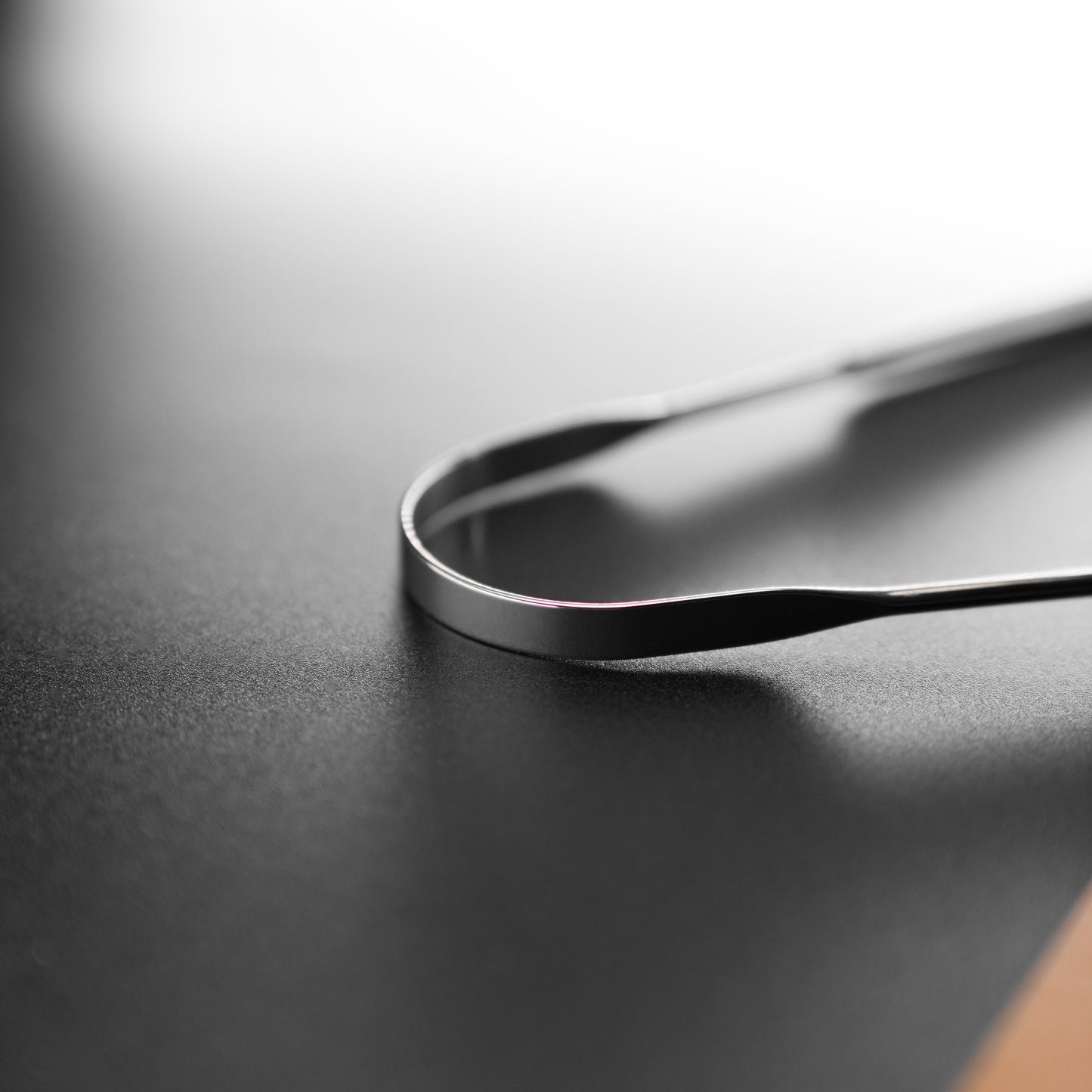 Stainless steel tongue scraper by Arta لإزالة البكتيريا ورائحة الفم الكريهة بسهولة وتنظيف اللسان بفعالية لصحة فموية وانتعاش دائم