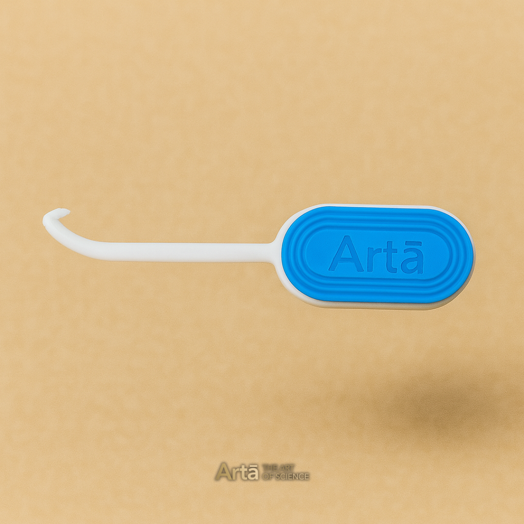 أداة 2 في 1 لتقويم الأسنان من Arta — تحتوي على قطعة مضغ تساعد في تقليل آلام اللثة وتحسين ثبات التقويم، بالإضافة إلى أداة مدمجة لإزالة التقويم بسهولة وأمان دون إتلاف الأسنان أو الأظافر. تصميم مريح وصغير الحجم، مثالي للاستخدام اليومي مع التقويم الشفاف، المثبتات، الحراس الليلي، وأجهزة التبييض.

Arta 2 in 1 Aligner Tool — features chewies that reduce gum soreness and improve aligner fit, plus a built-in hook for easy and safe removal of aligners without damaging nails or teeth. Compact, ergonomic, and perfect f