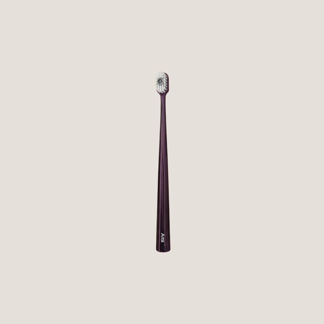 Brown toothbrush on a white background
فرشاة أسنان بنية على خلفية بيضاء