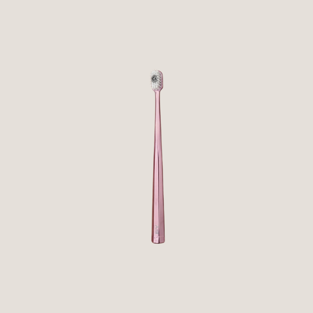 Pink toothbrush on a white background
فرشاة أسنان وردية على خلفية بيضاء