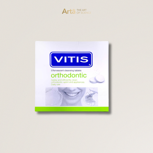 علبة أقراص تنظيف فوّارة من VITIS Orthodontic مخصّصة لتنظيف تقويم الأسنان والأجهزة الفموية. تنظف بعمق وبشكل آمن وفعّال بقايا الطعام والجراثيم، وتُحافظ على صحة الفم ورائحة منعشة طوال اليوم. مناسبة للاستعمال اليومي وموصى بها من أطباء الأسنان. منتج مثالي لمرضى التقويم للحفاظ على ابتسامة صحية ونظيفة.

Box of VITIS Orthodontic effervescent cleaning tablets designed to safely and effectively clean orthodontic retainers, splints, and oral appliances. Provides deep cleaning, removes bacteria and food residues, and k