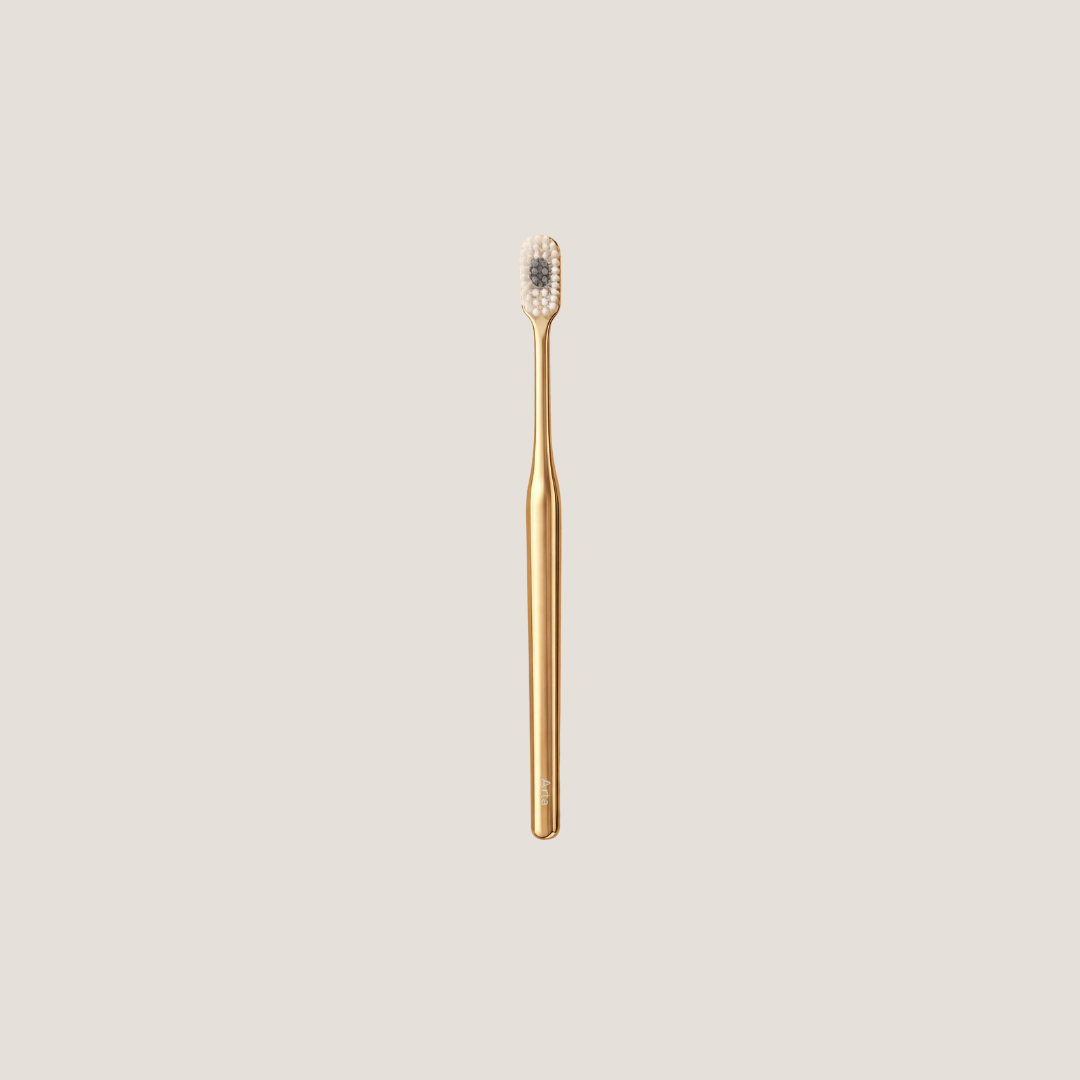 Gold toothbrush on a beige background
فرشاة أسنان ذهبية على خلفية بيج