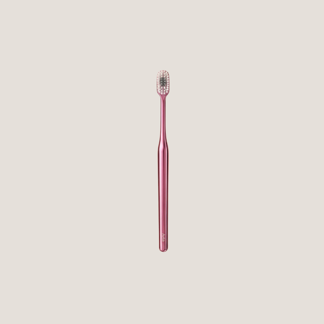 Pink toothbrush on a light beige background
فرشاة أسنان وردية على خلفية بيج فاتحة