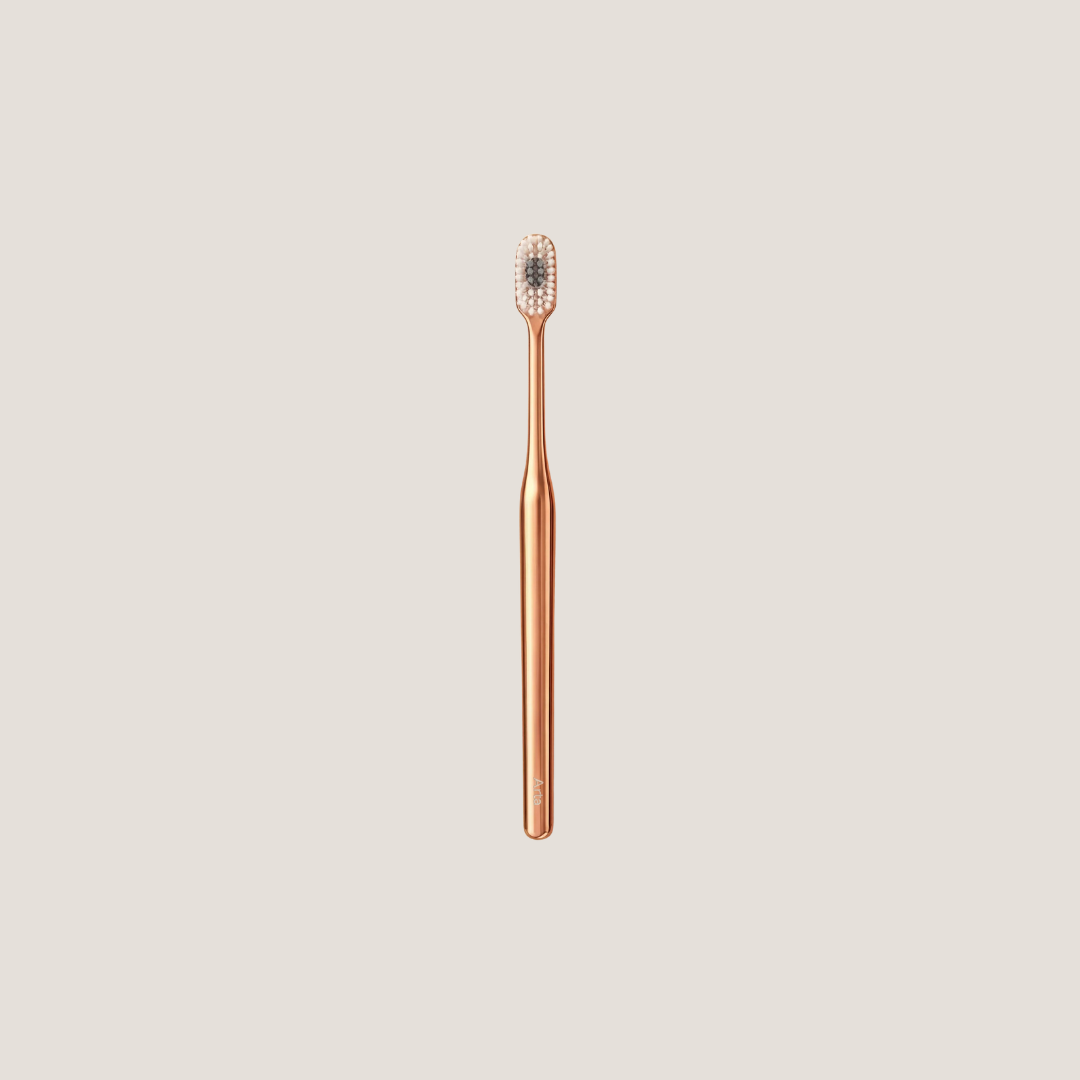 Rose gold toothbrush on a beige background
فرشاة أسنان بلون الروز غولد على خلفية بيج