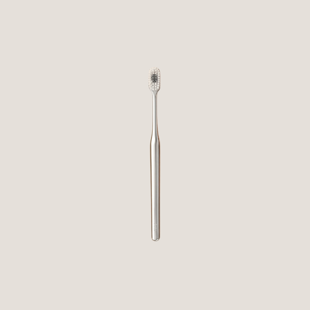 Silver toothbrush on a light gray background
فرشاة أسنان فضية على خلفية رمادية فاتحة 