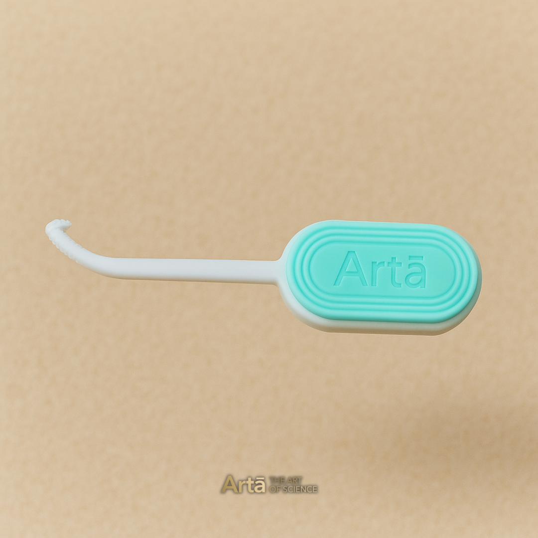 أداة 2 في 1 لتقويم الأسنان من Arta — تحتوي على قطعة مضغ تساعد في تقليل آلام اللثة وتحسين ثبات التقويم، بالإضافة إلى أداة مدمجة لإزالة التقويم بسهولة وأمان دون إتلاف الأسنان أو الأظافر. تصميم مريح وصغير الحجم، مثالي للاستخدام اليومي مع التقويم الشفاف، المثبتات، الحراس الليلي، وأجهزة التبييض.

Arta 2 in 1 Aligner Tool — features chewies that reduce gum soreness and improve aligner fit, plus a built-in hook for easy and safe removal of aligners without damaging nails or teeth. Compact, ergonomic, and perfect 
