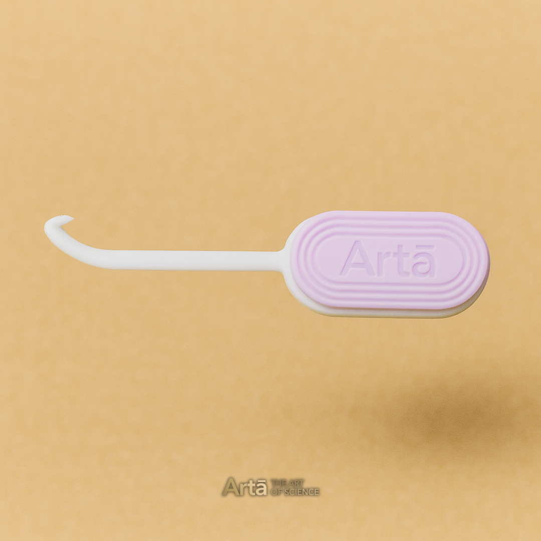 أداة 2 في 1 لتقويم الأسنان من Arta — تحتوي على قطعة مضغ تساعد في تقليل آلام اللثة وتحسين ثبات التقويم، بالإضافة إلى أداة مدمجة لإزالة التقويم بسهولة وأمان دون إتلاف الأسنان أو الأظافر. تصميم مريح وصغير الحجم، مثالي للاستخدام اليومي مع التقويم الشفاف، المثبتات، الحراس الليلي، وأجهزة التبييض.

Arta 2 in 1 Aligner Tool — features chewies that reduce gum soreness and improve aligner fit, plus a built-in hook for easy and safe removal of aligners without damaging nails or teeth. Compact, ergonomic, and perfect f