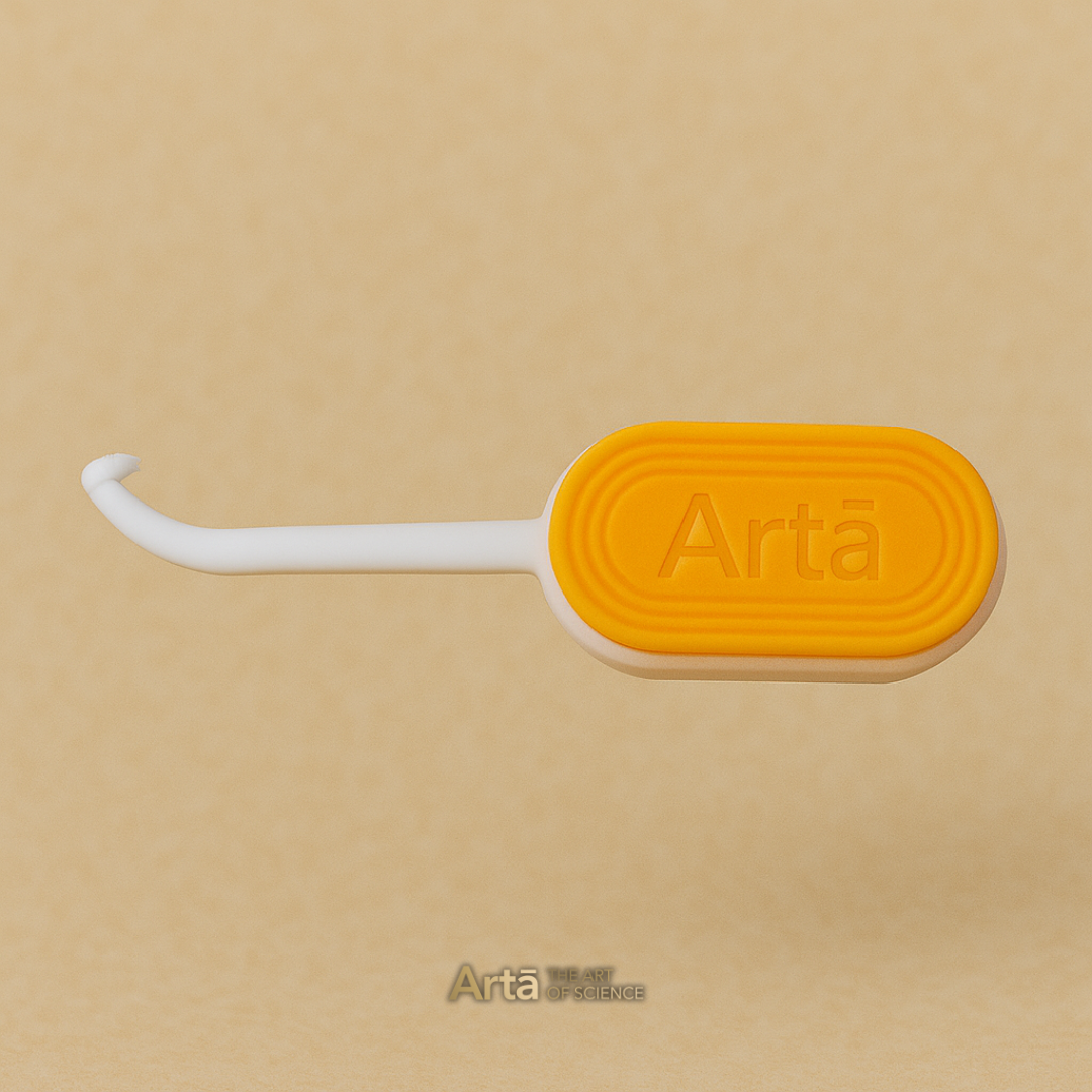 أداة 2 في 1 لتقويم الأسنان من Arta — تحتوي على قطعة مضغ تساعد في تقليل آلام اللثة وتحسين ثبات التقويم، بالإضافة إلى أداة مدمجة لإزالة التقويم بسهولة وأمان دون إتلاف الأسنان أو الأظافر. تصميم مريح وصغير الحجم، مثالي للاستخدام اليومي مع التقويم الشفاف، المثبتات، الحراس الليلي، وأجهزة التبييض.

Arta 2 in 1 Aligner Tool — features chewies that reduce gum soreness and improve aligner fit, plus a built-in hook for easy and safe removal of aligners without damaging nails or teeth. Compact, ergonomic, and perfect f