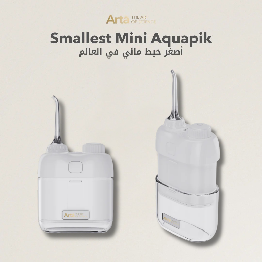 Arta Smallest Mini Aquapik water flosser shown from front and side views on a beige background, compact white portable oral irrigator with angled nozzle, designed for precise daily and travel oral hygiene.

أصغر ميني أكوابيك من آرتا معروض من الأمام والجانب على خلفية بيج، جهاز خيط مائي محمول باللون الأبيض مع رأس مائل، مصمم للعناية الدقيقة بصحة الفم للاستخدام اليومي وأثناء السفر

أصغر ميني أكوابيك من آرتا هو جهاز خيط مائي أنيق وصغير الحجم، يوفر تنظيفًا فعالًا ولطيفًا للفم واللثة. يتميز بحجمه الصغير